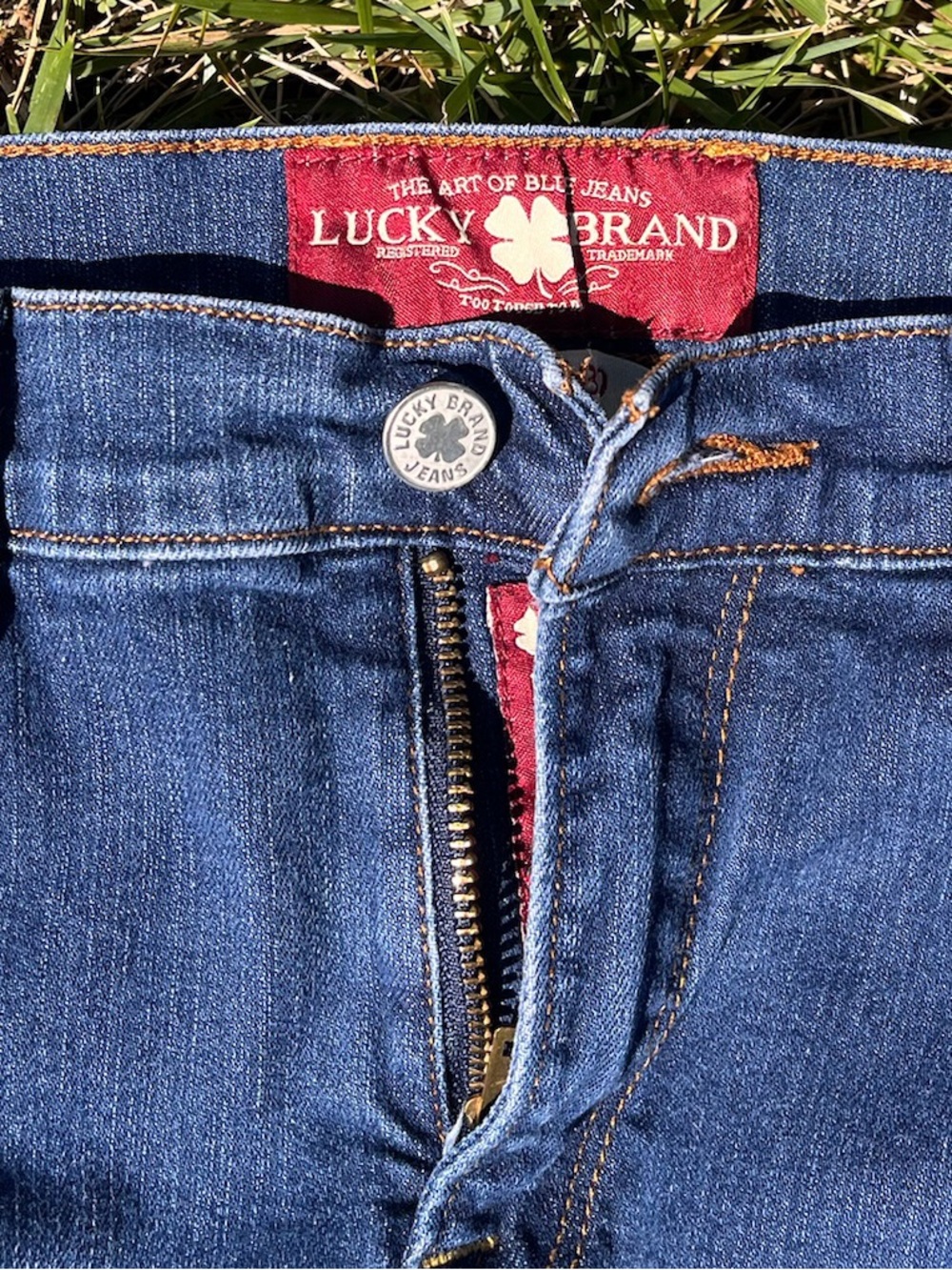 Lucky Brand “Sofia Straight" mid-rise jeans with higher back rise - size 10/30 L - Picture 2 of 4